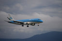 KLM Cityhopper Embraer-Jet in hellblauer KLM-Lackierung im Landeanflug - KLM Handgepäck Maße und Tarife 2026
