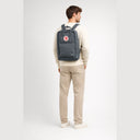 KI-generierte Darstellung – Fjällräven Kånken Laptop 17" - Rucksack 42 cm (super grey)