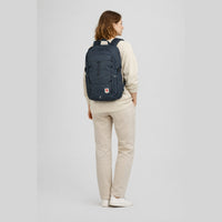 KI-generierte Darstellung – Fjällräven Skule 28 - Rucksack 15" 50 cm (navy)