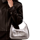 Calvin Klein Bold Monogram Metall - Schultertasche 43 cm (silver metallic) - Markenkoffer