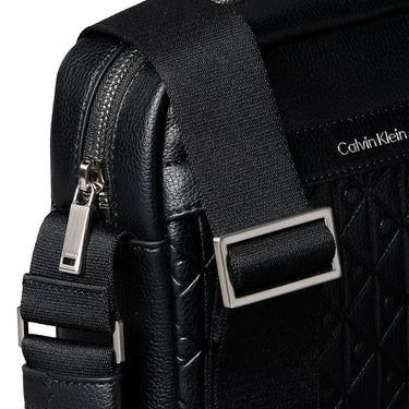 Calvin Klein Emblem Emboss - Umhängetasche (black) - Markenkoffer