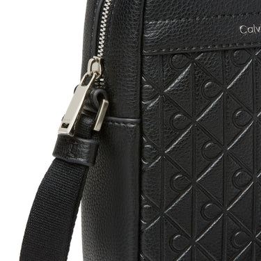 Calvin Klein Embossed Emblem - Umhängetasche 18 cm (black) - Markenkoffer