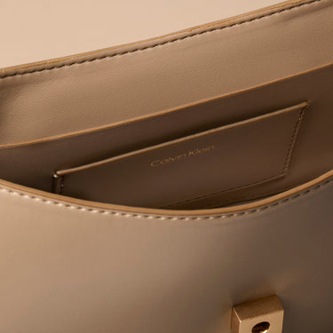 Calvin Klein Puffer Emblem - Schultertasche 54 cm (desert taupe) - Markenkoffer