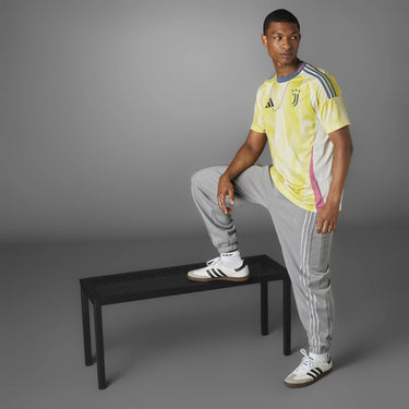 adidas Juventus Turin Fußball - Auswärtstrikot 24/25 Men (pure sulfur, M) - Markenkoffer