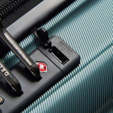 Delsey Paris Shadow 5.0 - 4 - Rollen - Kabinentrolley mit Vordertasche S 55 cm erw. USB (grün) - Markenkoffer