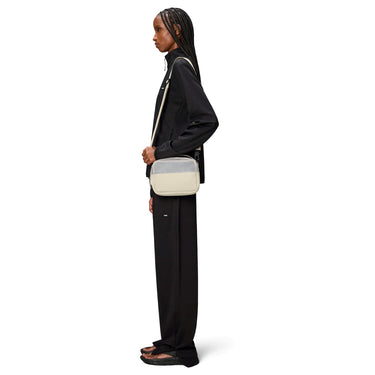 Rains Split Box - Umhängetasche (whisper) - Markenkoffer