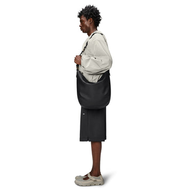 Rains Valera - Schultertasche 40 cm (black) - Markenkoffer