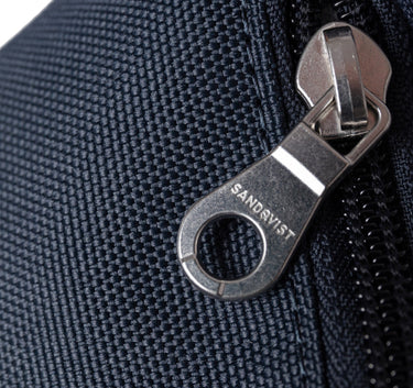 Sandqvist Ground Crossbody - Umhängetasche 30 cm (navy) - Markenkoffer